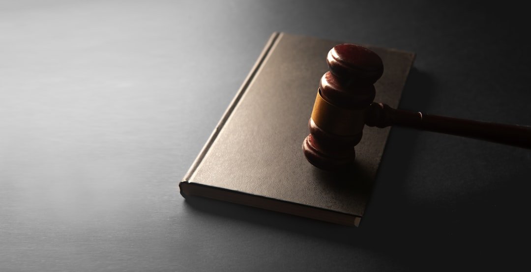 Martillo judicial sobre libro de leyes, símbolo del abuso de autoridad y resolución injusta que defiende Bufete Ruiz y Reguant