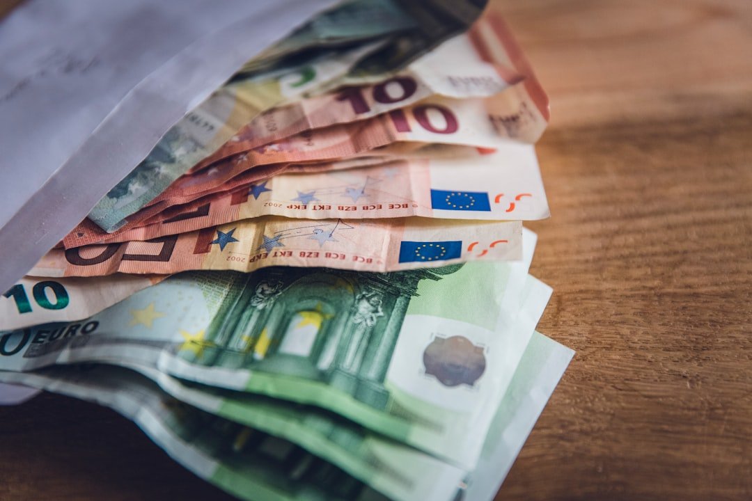 Billetes en euros en un sobre, imagen usada por Bufete Ruiz y Reguant para explicar cuánto dinero debe defraudarse para constituir delito fiscal