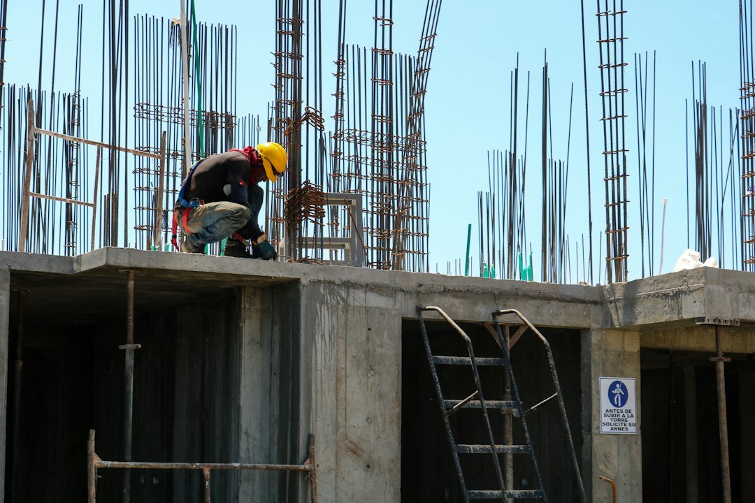 Obra en construcción con riesgo de paralización por delito urbanístico en Madrid, caso que defiende Bufete Ruiz y Reguant