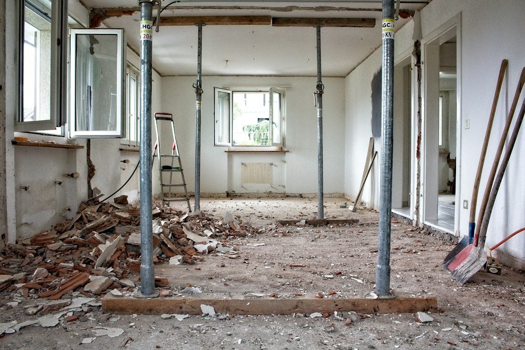 Obra abandonada con escombros, caso típico de estafa en reforma en Madrid que asesora Bufete Ruiz y Reguant